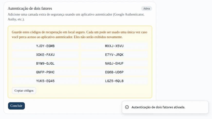 Lista de dez códigos de recuperação com o botão Copiar códigos e o aviso de que não serão exibidos novamente